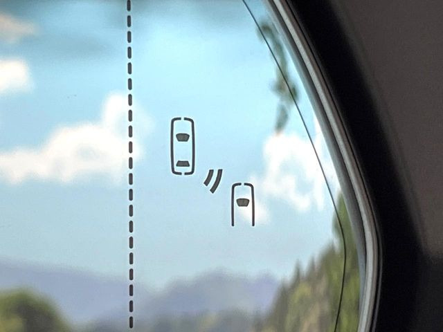 【ブラインドスポットモニター】走行中、ドアミラーの死角になりやすい箇所に後続車が接近するとサイドミラーのレンズに警告を表示!ドライバーに注意喚起をしてくれます。