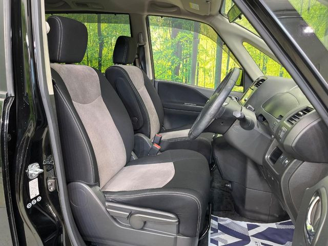 運転席シート廻りは使用感も少なく、良好な状態となっています。丁寧に使われていたことがよくわかりますね。