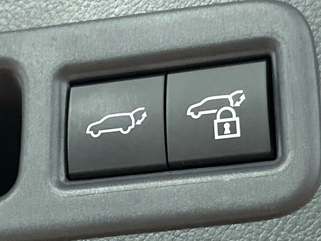 【パワーバックドア】スマートキーや運転席のボタンを押すだけでリアゲートが自動で開閉します!荷物を持っている時や、高い位置にあるバックドアを閉める際に便利な機能です♪