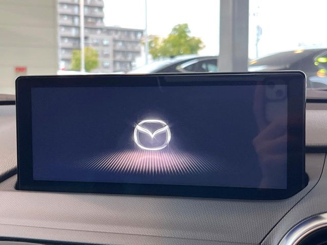 【メーカー純正ナビ】インテリアに溶け込むスタイリッシュな「専用設計」メーカーナビを装備♪視認性や操作性など基本性能にも優れ、より上質なカーライフをお楽しみいただけます。