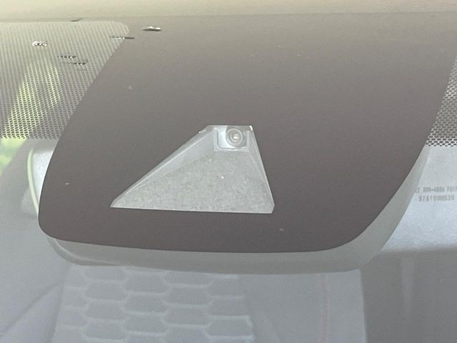【プリクラッシュセーフティ】前方の車両等を検知し、衝突しそうな時は警報で注意を促し、ブレーキを踏む力をサポート。ブレーキを踏めなかった場合は衝突被害軽減ブレーキが作動、衝突回避をサポートします。