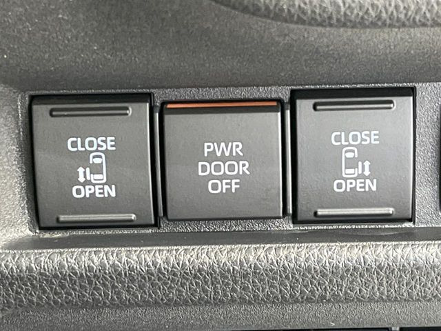 【両側パワースライドドア】スマートキーや運転席のスイッチで後席両側スライドドアの開閉が可能♪電動だから力を入れてドアを開ける必要が無く、小さなお子様でも簡単に開け閉めでき快適です♪