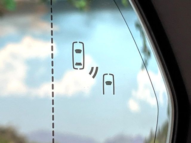 【ブラインドスポットモニター】走行中、ドアミラーの死角になりやすい箇所に後続車が接近するとサイドミラーのレンズに警告を表示!ドライバーに注意喚起をしてくれます。