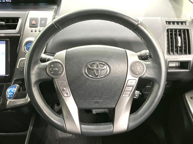 �C���e���A�ɍ��킹���f�U�C���̃X�e�A�����O�́A�^�]�������̂��Ƃ��l���A�^�]���₷���`��A�傫���ł��B�����x�A���ۂɐG���Ă��m���߂��������B