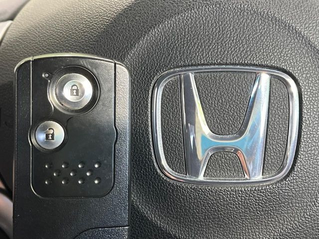 �yHonda�X�}�[�g�L�[�z�J�o����|�P�b�g�ɓ��ꂽ�܂܂ł��h�A�̎{���E�������\�ȃX�}�[�g�L�[�𑕔��B�G���W���̃I���E�I�t�����J�M�����o���K�v����������Ƃ��Ă��֗��ł���
