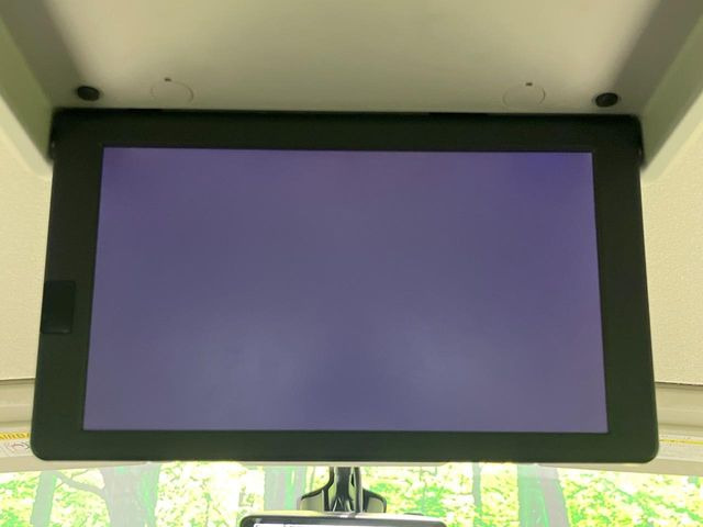 【フリップダウンモニター】大画面モニターで後席でもエンタメをお楽しみいただけます。小さなお子様にも大人気の装備です♪