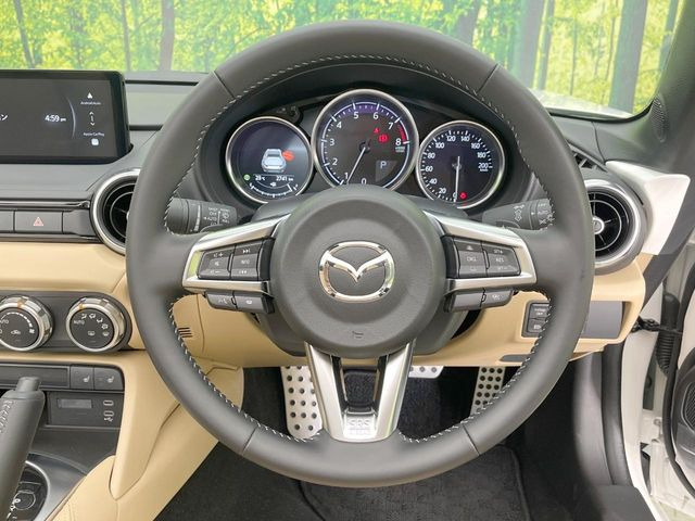 �C���e���A�ɍ��킹���f�U�C���̃X�e�A�����O�́A�^�]�������̂��Ƃ��l���A�^�]���₷���`��A�傫���ł��B�����x�A���ۂɐG���Ă��m���߂��������B