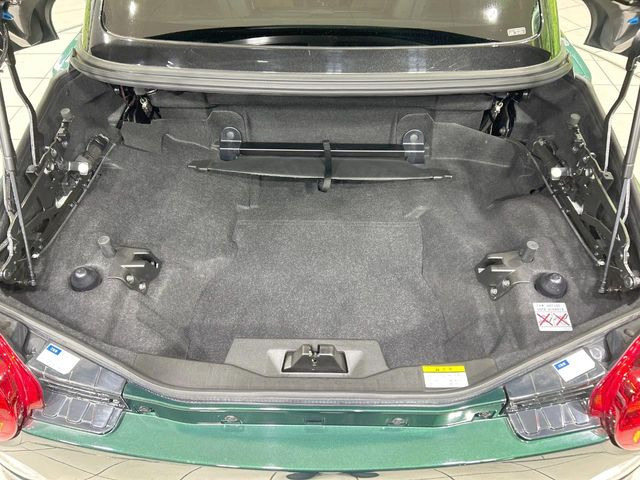 積み下ろしのしやすいデッキにはたっぷりと荷物を積み込んでいただけます。遊びから仕事まで、様々なシーンで頼れます♪