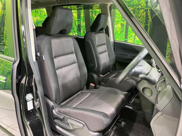 運転席シート廻りは使用感も少なく、良好な状態となっています。丁寧に使われていたことがよくわかりますね。