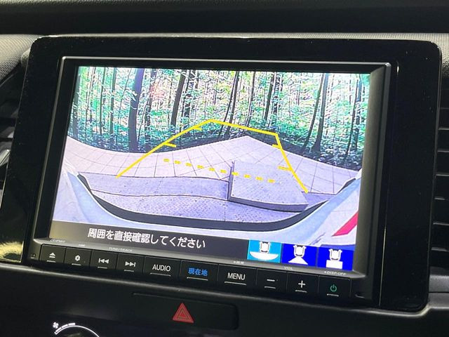 【バックカメラ】駐車時に後方がリアルタイム映像で確認できます。大型商業施設や立体駐車場での駐車時や、夜間のバック時に大活躍!運転スキルに関わらず、今や必須となった装備のひとつです!