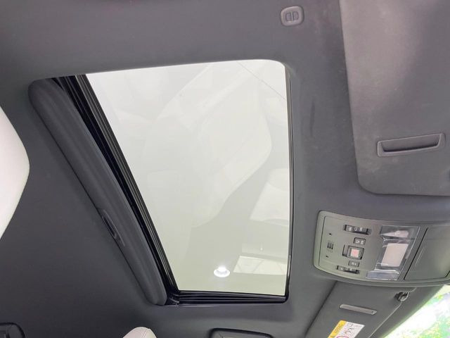 【サンルーフ】開放感たっぷりの希少装備、サンルーフが装着されています!車内に明かりを取り入れたり景色を楽しむ以外にも、車内の空気も簡単に換気できて快適です!