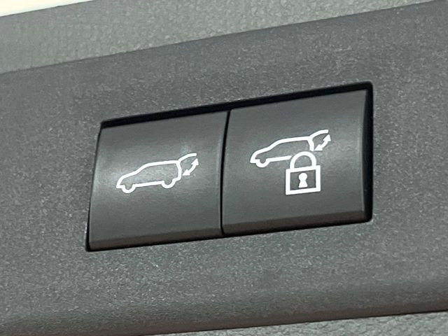 【パワーバックドア】スマートキーや運転席のボタンを押すだけでリアゲートが自動で開閉します!荷物を持っている時や、高い位置にあるバックドアを閉める際に便利な機能です♪