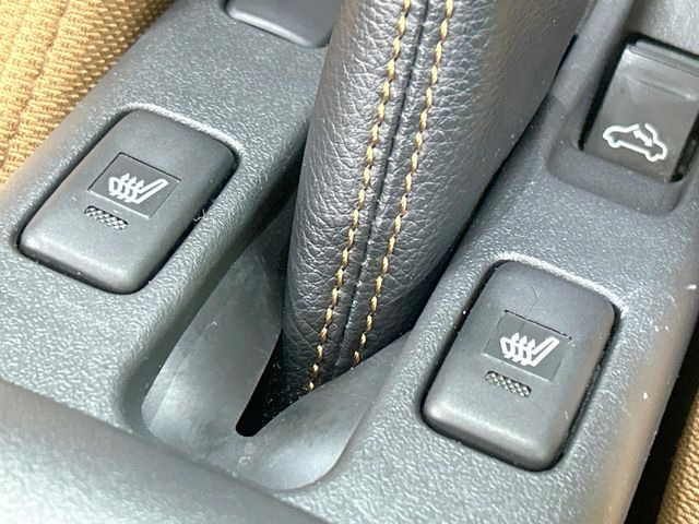 【前席シートヒーター】寒い日に重宝するシートヒーターを後席にも装備!エアコンより早く温まってくれるので寒がりの人も安心ですね♪エアコンの温風は乾燥するから苦手、という方にもをおすすめです。