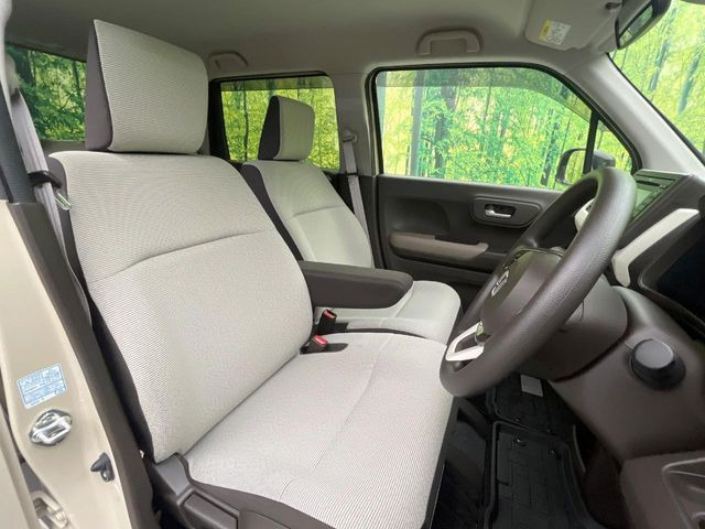 運転席シート廻りは使用感も少なく、良好な状態となっています。前オーナー様が丁寧に使っていたことがよくわかりますね。