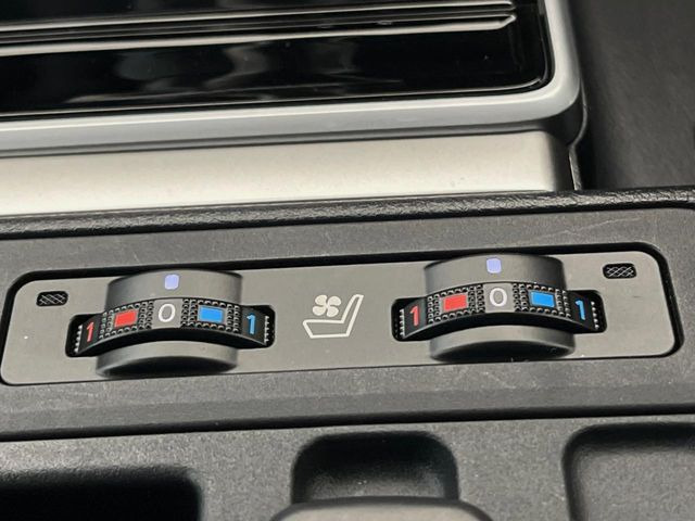 【シートヒーター&ベンチレーション】夏場は涼しい風でお尻や背中の熱やムレを防ぎ、冬はエアコンよりも早く温まってポカポカに!季節を問わず快適に過ごせます。