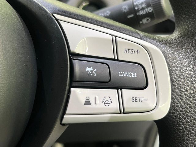 【アダプティブクルーズコントロール】高速道路での長距離走行が楽に!!自動で速度を保つクルーズコントロールが、衝突軽減システムと連携し、前方の車両を感知して車間を保つように速度調節してくれます!!