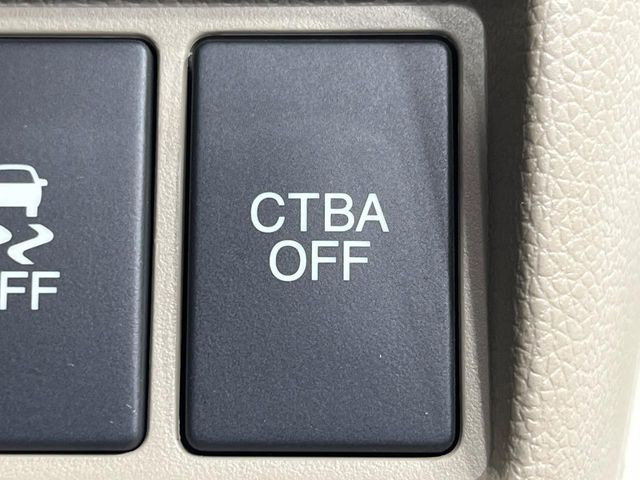 【シティブレーキアクティブシステム】低速走行中に前方の車両等を認識し、衝突しそうな時は警報とブレーキで衝突回避と被害軽減をアシスト。より安全にドライブをお楽しみいただけます。