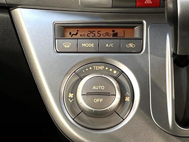 【オートエアコン】一度お好みの温度に設定すれば、車内の温度を検知し風量や温度を自動で調整。暑い&hellip;寒い&hellip;と何度もスイッチ操作をする必要はありません。快適な車内空間には必須の機能ですね♪