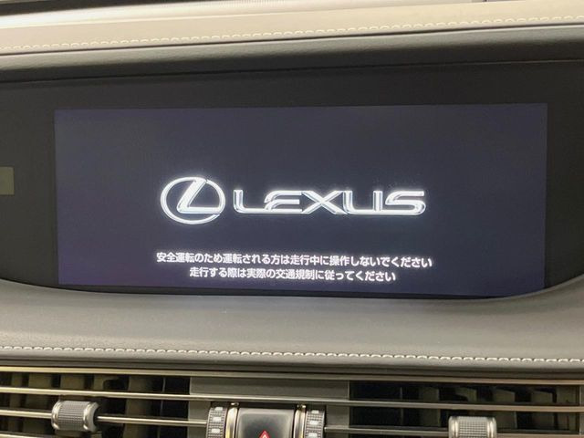 【12.3インチワイドナビ】高級感とインパクトのある大型ワイドナビを装備。各種オーディオ操作はもちろん、横長ワイド画面でのマップ2分割表示など、利便性も高いナビです♪