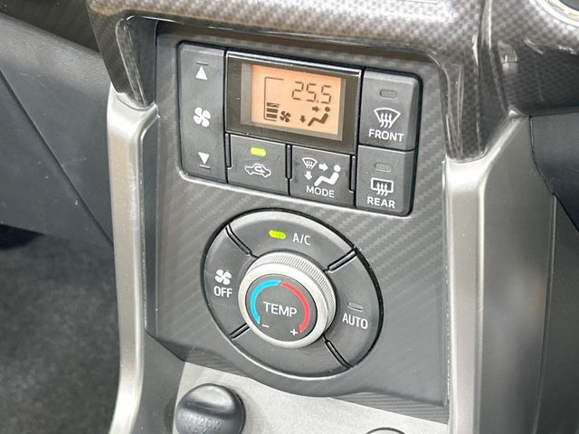 【オートエアコン】一度お好みの温度に設定すれば、車内の温度を検知し風量や温度を自動で調整。暑い&hellip;寒い&hellip;と何度もスイッチ操作をする必要はありません。快適な車内空間には必須の機能ですね♪