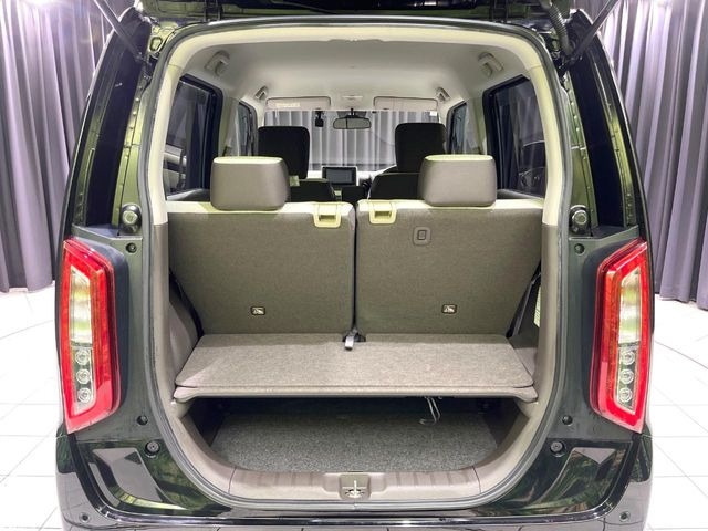 普段のお買い物や通勤、送迎等に十分な荷室スペースを確保しております。セカンドシートを倒すと、大きな荷物の積載も可能です♪