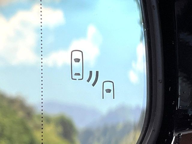 【ブラインドスポットモニター】走行中、ドアミラーの死角になりやすい箇所に後続車が接近するとサイドミラーのレンズに警告を表示!ドライバーに注意喚起をしてくれます。