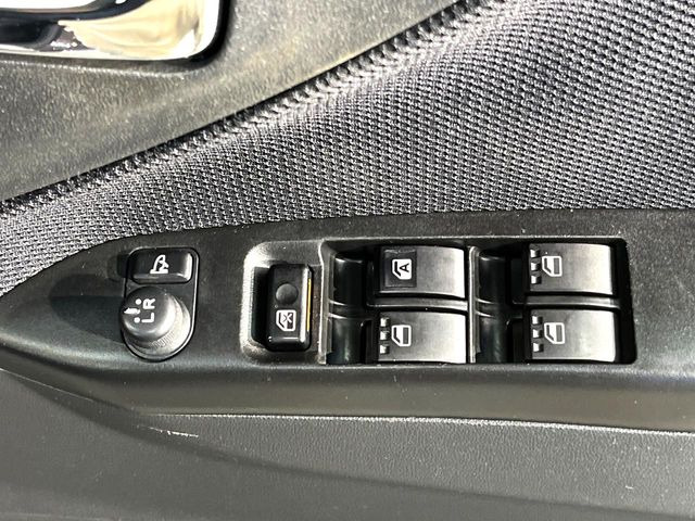 【電動格納ミラー】サイドミラーは電動格納式となっており、狭い駐車場でもキズがつくリスクを抑えられます。