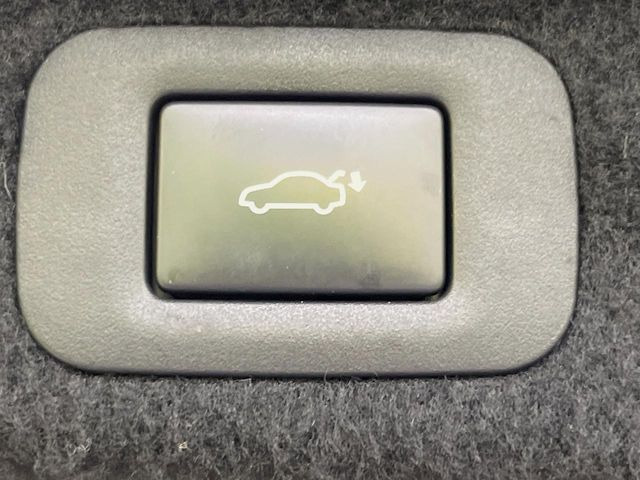 【パワートランク】スマートキーや運転席のボタンを押すだけでリアゲートが自動で開閉します!荷物を持っている時や、高い位置にあるバックドアを閉める際に便利な機能です♪