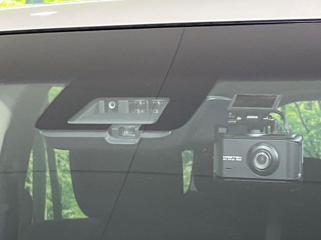 【三菱e-Assist】走行中に前方の車両等を認識し、衝突しそうな時は警報とブレーキで衝突回避と被害軽減をアシスト。より安全にドライブをお楽しみいただけます。