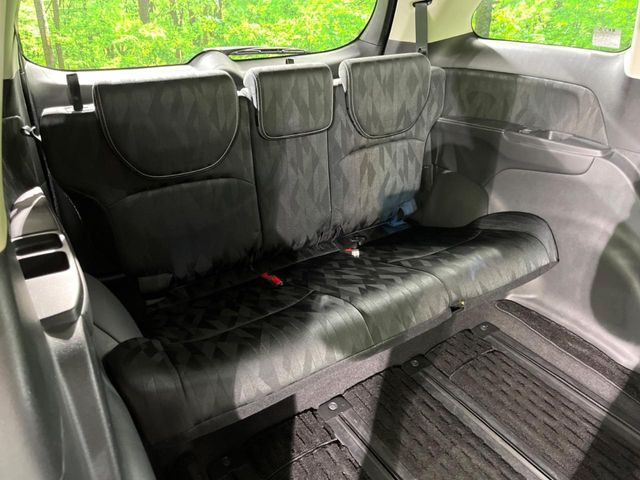 3列目シートはもちろん状態良好☆大人でもゆったりと座って頂けますので、大人数でのお出かけもラクラクです♪ご家族で、気の知れた仲間で、ドライブに行くのが楽しみですね♪