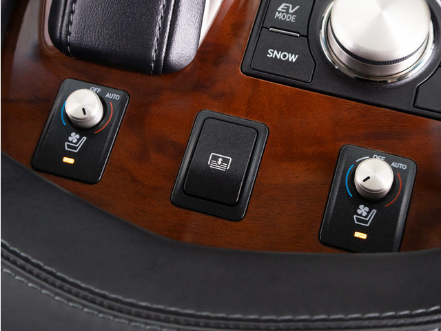 ★快適エアシート&シートヒーターを装備しています!高級車ならではの装備です!シートが暖まる機能!シートから冷風が出る機能!どちらも付いています!!寒い冬も、暑い夏も快適にご乗車頂けますよ!!