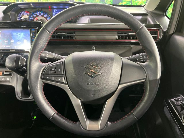 �C���e���A�ɍ��킹���f�U�C���̃X�e�A�����O�́A�^�]�������̂��Ƃ��l���A�^�]���₷���`��A�傫���ł��B�����x�A���ۂɐG���Ă��m���߂��������B