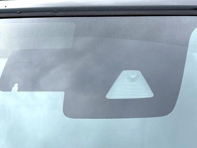 【i-ACTIVESENSE】走行中に前方の車両等を認識し、衝突しそうな時は警報とブレーキで衝突回避と被害軽減をアシスト。より安全にドライブをお楽しみいただけます。