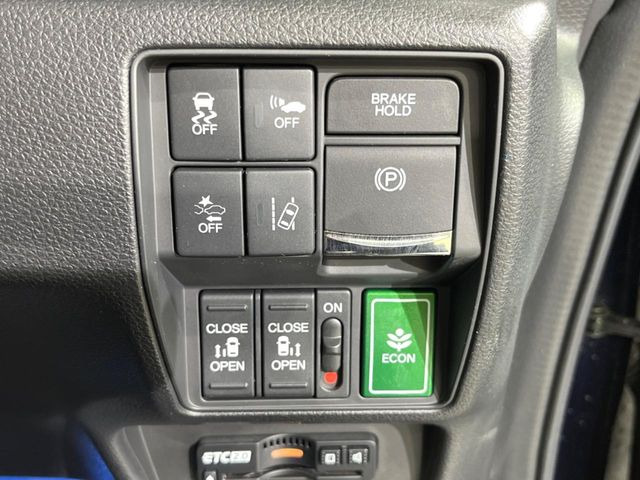 【両側パワースライドドア】スマートキーや運転席のスイッチで後席両側スライドドアの開閉が可能♪電動だから力を入れてドアを開ける必要が無く、小さなお子様でも簡単に開け閉めでき快適です♪
