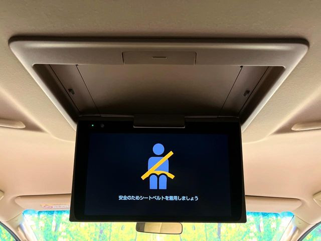 【フリップダウンモニター】大画面モニターで後席でもエンタメをお楽しみいただけます。小さなお子様にも大人気の装備です♪