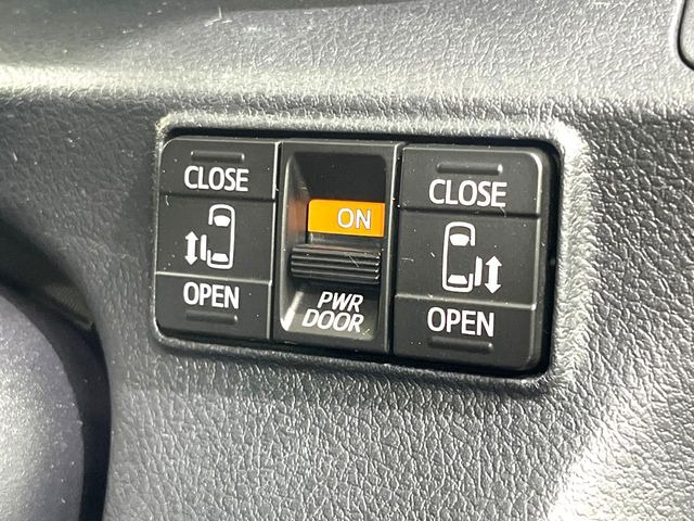 【両側パワースライドドア】スマートキーや運転席のスイッチで後席両側スライドドアの開閉が可能♪電動だから力を入れてドアを開ける必要が無く、小さなお子様でも簡単に開け閉めでき快適です♪