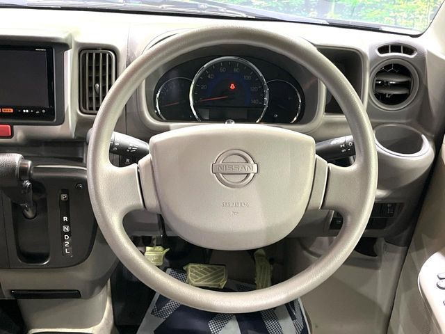 �C���e���A�ɍ��킹���f�U�C���̃X�e�A�����O�́A�^�]�������̂��Ƃ��l���A�^�]���₷���`��A�傫���ł��B�����x�A���ۂɐG���Ă��m���߂��������B