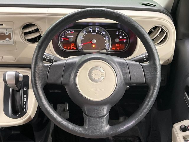 �C���e���A�ɍ��킹���f�U�C���̃X�e�A�����O�́A�^�]�������̂��Ƃ��l���A�^�]���₷���`��A�傫���ł��B�����x�A���ۂɐG���Ă��m���߂��������B