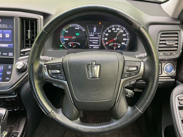 �C���e���A�ɍ��킹���f�U�C���̃X�e�A�����O�́A�^�]�������̂��Ƃ��l���A�^�]���₷���`��A�傫���ł��B�����x�A���ۂɐG���Ă��m���߂��������B