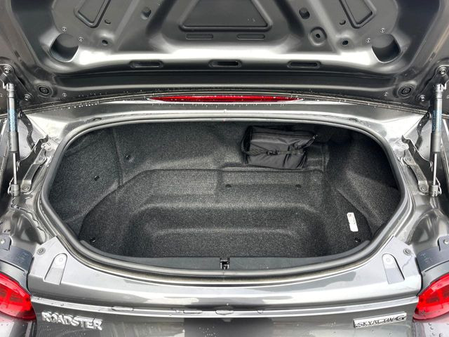普段のお買い物や通勤、送迎等に十分な荷室スペースを確保しております。トランク内部のスペースは意外と十分あります!