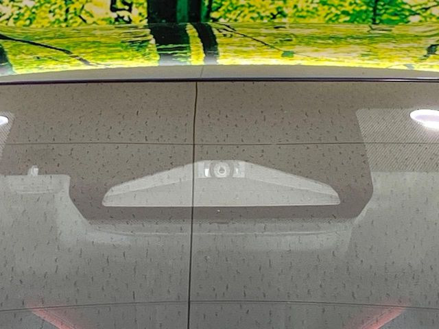 【トヨタセーフティセンス】走行中に前方の車両等を認識し、衝突しそうな時は警報とブレーキで衝突回避と被害軽減をアシスト。より安全にドライブをお楽しみいただけます。