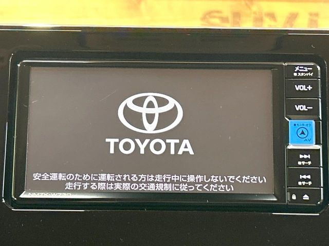 【純正ナビ】人気の純正ナビを装備しております。ナビの使いやすさはもちろん、オーディオ機能も充実!キャンプや旅行はもちろん、通勤や買い物など普段のドライブも楽しくなるはず♪