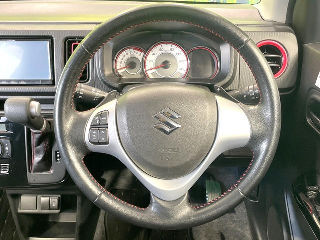 �C���e���A�ɍ��킹���f�U�C���̃X�e�A�����O�́A�^�]�������̂��Ƃ��l���A�^�]���₷���`��A�傫���ł��B�����x�A���ۂɐG���Ă��m���߂��������B