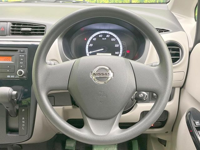 �C���e���A�ɍ��킹���f�U�C���̃X�e�A�����O�́A�^�]�������̂��Ƃ��l���A�^�]���₷���`��A�傫���ł��B�����x�A���ۂɐG���Ă��m���߂��������B