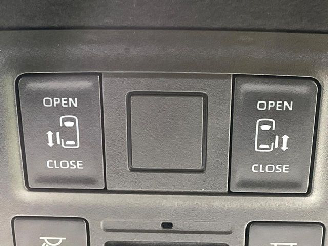 【両側パワースライドドア】スマートキーや運転席のスイッチで後席両側スライドドアの開閉が可能♪電動だから力を入れてドアを開ける必要が無く、小さなお子様でも簡単に開け閉めでき快適です♪