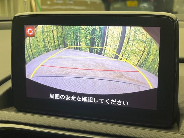 【バックカメラ】駐車時に後方がリアルタイム映像で確認できます。大型商業施設や立体駐車場での駐車時や、夜間のバック時に大活躍!運転スキルに関わらず、今や必須となった装備のひとつです!