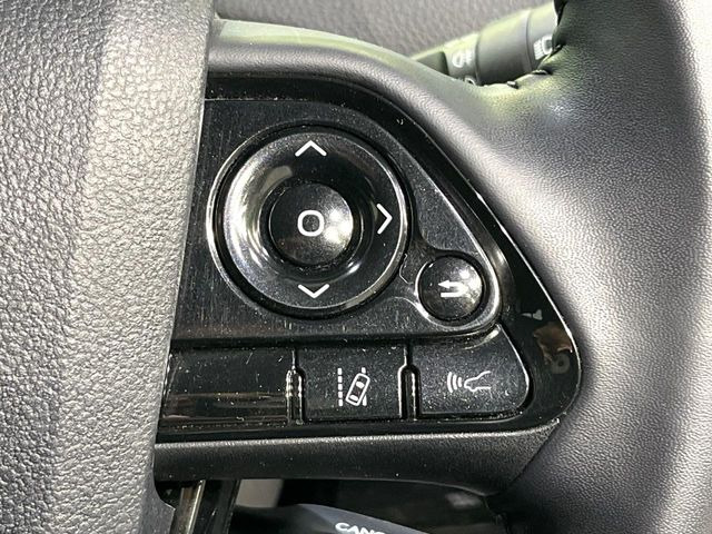 【車線逸脱警報】道路上の白(黄)線を認識し、意図せず走行中の車線からはみ出しそうになった時、メーター内の警告灯とブザーで注意喚起してくれる安心・安全機能です♪