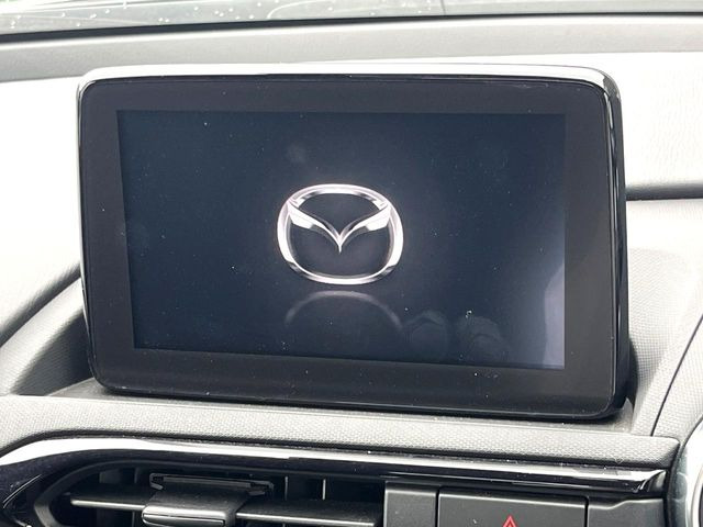 【8.8インチマツダコネクト】車内の雰囲気にマッチした大型のディスプレイ。スマホ接続でのナビ使用やBluetooth再生等、様々な機能が楽しめます。直感的なダイヤル操作が可能で、使い勝手も良好です。