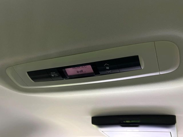 【リアオートエアコン】広い後部座席には必須の機能!風量や温度を自動で調整し前席と同様な車内環境にしてくれるリアオートエアコンを装備。夏の暑さも冬の寒さもストレスなく快適にお過ごしいただけます♪