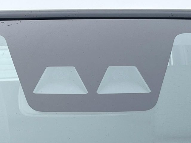 【スマートアシスト】走行中に前方の車両等を認識し、衝突しそうな時は警報とブレーキで衝突回避と被害軽減をアシスト。より安全にドライブをお楽しみいただけます。